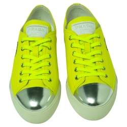 Pre Owned حذاء رياضي برادا سبورت جلد فضي/أخضر نيون مقدمة فضية منخفض من أعلى مقاس 36