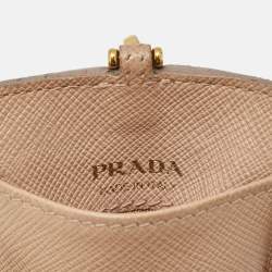 مملوكة مسبقًا حامل شارة برادا جلد سافيانو لاتيه بيج مع حبل رقبة