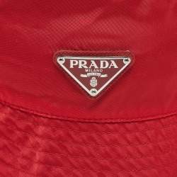 Pre Owned قبعة برادا حمراء من نايلون مع لوحة شعار مثلثية مقاس متوسط - ميديم
