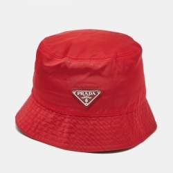 Pre Owned قبعة برادا حمراء من نايلون مع لوحة شعار مثلثية مقاس متوسط - ميديم