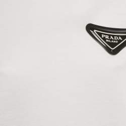 مملوكة مسبقًا تي شيرت برادا قطن أبيض بتطبيق شعار مثلث مطاطي مقاس صغير جداً