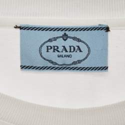 مملوكة مسبقًا تي شيرت برادا قطن أبيض بتطبيق شعار مثلث مطاطي مقاس صغير جداً