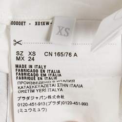 مملوكة مسبقًا تي شيرت برادا قطن أبيض بتطبيق شعار مثلث مطاطي مقاس صغير جداً