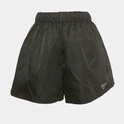 مملوكة مسبقًا Prada Black Triangle Enamel Logo Re-Nylon Shorts S