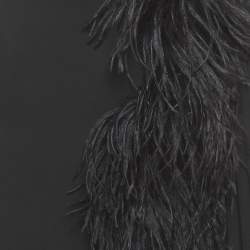 Pre Owned تنورة برادا ساتان سوداء بتقليم ريش ميدي مقاس كبير