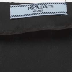 Pre Owned تنورة برادا ساتان سوداء بتقليم ريش ميدي مقاس كبير