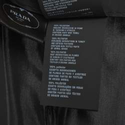 Pre Owned تنورة برادا ساتان سوداء بتقليم ريش ميدي مقاس كبير