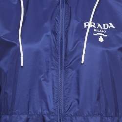 Pre Owned جاكيت بقلنسوة من النايلون المعاد تدويره من برادا أزرق مقاس صغير جدًا