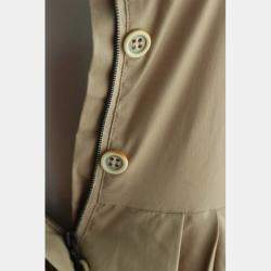 مملوكة مسبقًا فستان برادا كاكي مع قوس بأزرار مقاس صغير جدًّا