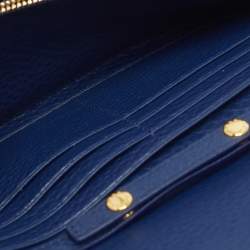 مملوكة مسبقًا Prada Navy Blue Vitello Grain Leather Logo Flap Wallet On Chain