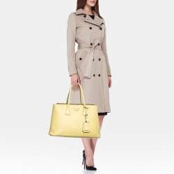 مملوكة مسبقًا Prada Yellow Saffiano Cuir Leather Large Twin Tote