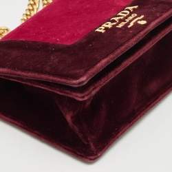 Pre Owned حقيبة برادا كروس بودي مخمل بورغندي/وردي بشعار وسلسلة