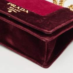 Pre Owned حقيبة برادا كروس بودي مخمل بورغندي/وردي بشعار وسلسلة