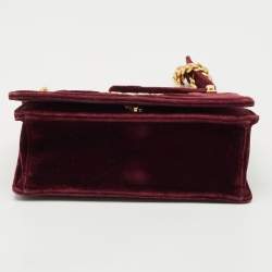 Pre Owned حقيبة برادا كروس بودي مخمل بورغندي/وردي بشعار وسلسلة