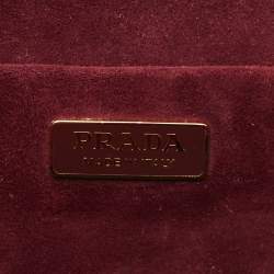 Pre Owned حقيبة برادا كروس بودي مخمل بورغندي/وردي بشعار وسلسلة