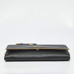 مملوكة مسبقًا حقيبة كلتش برادا جلدة سافيانو لوكس سوداء بشريط معدني