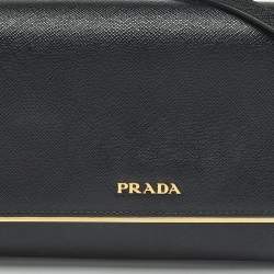 مملوكة مسبقًا حقيبة كلتش برادا جلدة سافيانو لوكس سوداء بشريط معدني