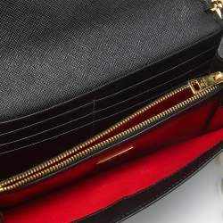 مملوكة مسبقًا حقيبة كلتش برادا جلدة سافيانو لوكس سوداء بشريط معدني
