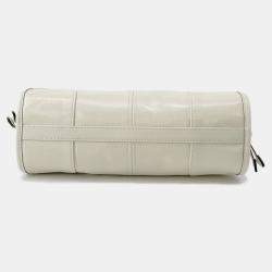 مملوكة مسبقًا حقيبة كتف برادا بوني جلد أبيض بحجم صغير