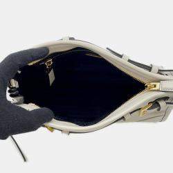 مملوكة مسبقًا حقيبة كتف برادا بوني جلد أبيض بحجم صغير