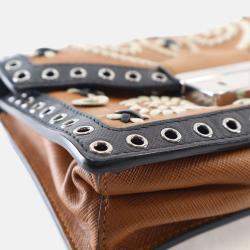 مملوكة مسبقًا حقيبة كروس برادا باتينا مطرزة سافيانو سوداء/بنية