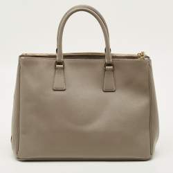 Pre Owned حقيبة برادا جلد سافيانو رمادي كبيرة بسحاب مزدوج