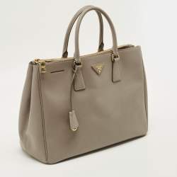 Pre Owned حقيبة برادا جلد سافيانو رمادي كبيرة بسحاب مزدوج