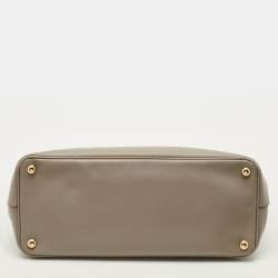 Pre Owned حقيبة برادا جلد سافيانو رمادي كبيرة بسحاب مزدوج