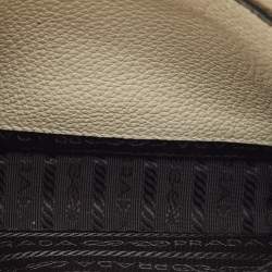 مملوكة مسبقًا حقيبة كتف برادا جلد أبيض صغيرة بشعار مثلث