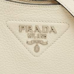 مملوكة مسبقًا حقيبة كتف برادا جلد أبيض صغيرة بشعار مثلث