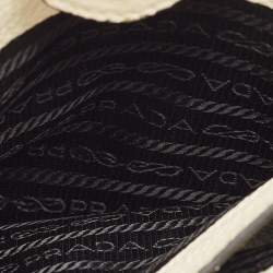 مملوكة مسبقًا حقيبة كتف برادا جلد أبيض صغيرة بشعار مثلث