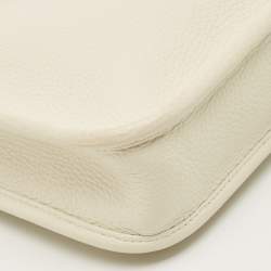 مملوكة مسبقًا حقيبة كتف برادا جلد أبيض صغيرة بشعار مثلث