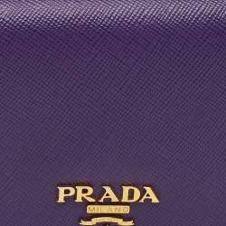 مملوكة مسبقًا محفظة برادا كونتينيتال جلد سافيانو معدني أرجواني بشعار