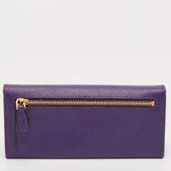 مملوكة مسبقًا محفظة برادا كونتينيتال جلد سافيانو معدني أرجواني بشعار