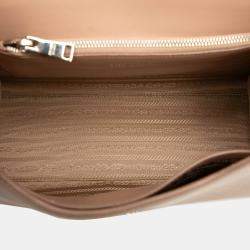 مملوكة مسبقًا Prada Brown Saffiano Cuir Monochrome Envelope Crossbody
