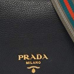 مملوكة مسبقًا حقيبة كروس برادا فيتيلو جلد أسود مع غطاء