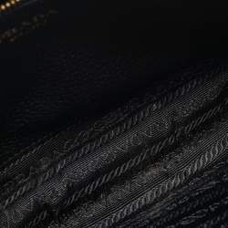 مملوكة مسبقًا حقيبة كروس برادا فيتيلو جلد أسود مع غطاء