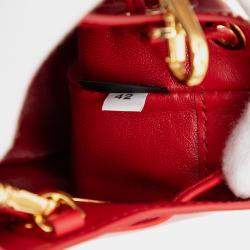 مملوكة مسبقًا حقيبة ساتشل صغيرة برباط جلد لامع برادا حمراء