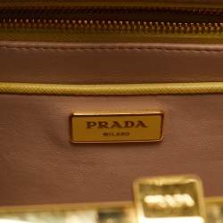 مملوكة مسبقًا حقيبة برادا ساتشيل مرصعة بالكريستال جلد سافيانو لوكس أصفر/بني إطار هرم