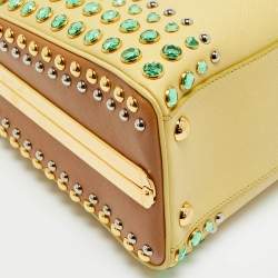 مملوكة مسبقًا حقيبة برادا ساتشيل مرصعة بالكريستال جلد سافيانو لوكس أصفر/بني إطار هرم