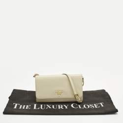 Pre Owned حقيبة كروس بودي برادا سافينو جلد بلون الكريم على حزام