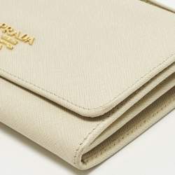 Pre Owned حقيبة كروس بودي برادا سافينو جلد بلون الكريم على حزام