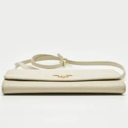 Pre Owned حقيبة كروس بودي برادا سافينو جلد بلون الكريم على حزام