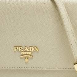 Pre Owned حقيبة كروس بودي برادا سافينو جلد بلون الكريم على حزام
