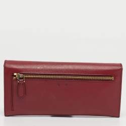 مملوكة مسبقًا محفظة برادا جلد أحمر داكن مزينة بالكريستال مع قلاب كونتيننتال