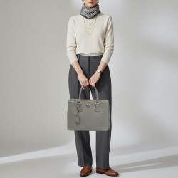 Pre Owned حقيبة يد توتس برادا جلد سافيانو لوكس أحمر متوسطة بسحاب مزدوج غاليريا