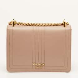 مملوكة مسبقًا حقيبة كروس برادا قلاب بقفل جلد بيج