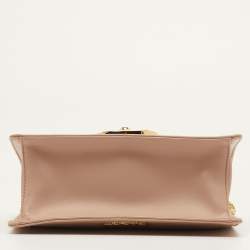 مملوكة مسبقًا حقيبة كروس برادا قلاب بقفل جلد بيج