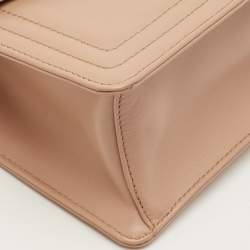 مملوكة مسبقًا حقيبة كروس برادا قلاب بقفل جلد بيج