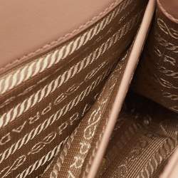 مملوكة مسبقًا حقيبة كروس برادا قلاب بقفل جلد بيج